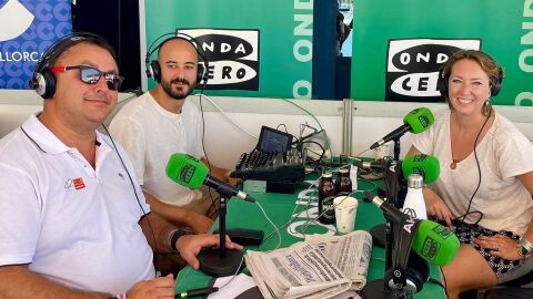 El director regional de Atresmedia Radio en Illes Balears, Juan Carlos Enrique, junto al equipo de Onda Cero desplazado al Club N&aacute;utico de Palma, formado por Toni Servera y Elka Dimitrova