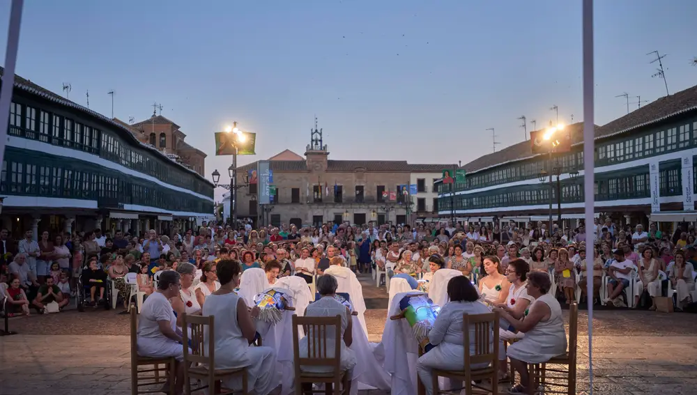 Una de las representaciones en el Festival de Almagro en plena Plaza Mayor Una de las representaciones en el Festival de Almagro en plena Plaza Mayor