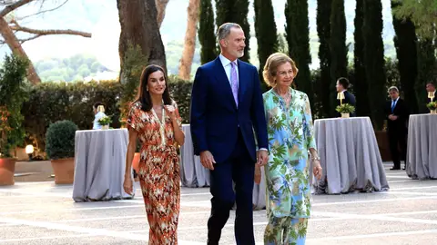 Los Reyes Don Felipe y Doña Letizia, junto a la Reina Emérita Doña Sofía, en la recepción a la sociedad balear, en el Palacio de Marivent. Los Reyes Don Felipe y Doña Letizia, junto a la Reina Emérita Doña Sofía, en la recepción a la sociedad balear, en el Palacio de Marivent.