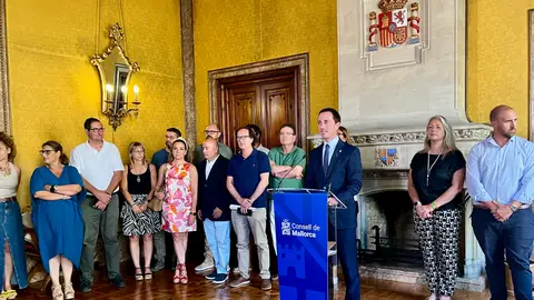 El presidente del Consell de Mallorca, Llorenç Galmés, junto a los representantes de las asociaciones comerciales y agrícolas. El presidente del Consell de Mallorca, Llorenç Galmés, junto a los representantes de las asociaciones comerciales y agrícolas.