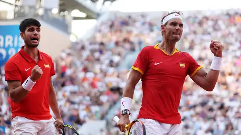 Carlos Alcaraz y Rafa Nadal durante su partido de octavos de final en los JJOO de París Carlos Alcaraz y Rafa Nadal durante su partido de octavos de final en los JJOO de París