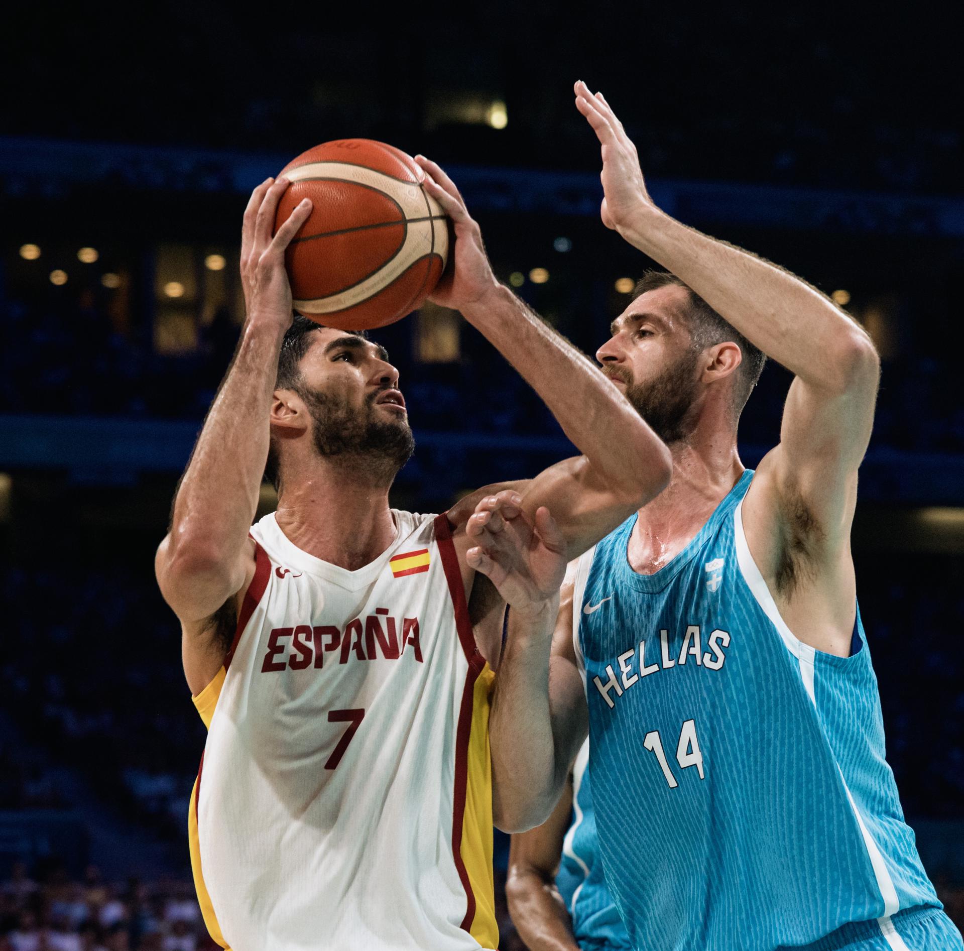 España vence (84-77) con carácter a Grecia y se mantiene con vida en París España vence (84-77) con carácter a Grecia y se mantiene con vida en París