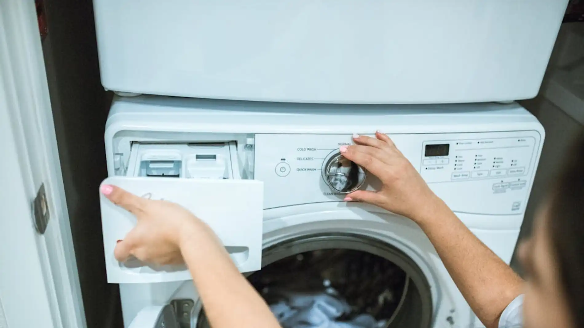 Imagen de archivo de una persona poniendo una lavadora Imagen de archivo de una persona poniendo una lavadora