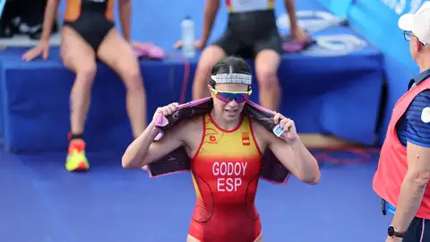 La triatleta española Anna Contreras Godoy tras cruzar la línea de meta de la prueba de triatlón femenino de los Juegos. La triatleta española Anna Contreras Godoy tras cruzar la línea de meta de la prueba de triatlón femenino de los Juegos.