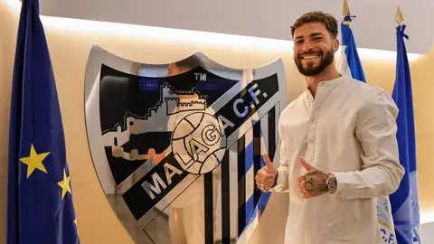 Dani Sánchez en su renovación con el Málaga Dani Sánchez en su renovación con el Málaga