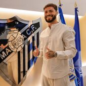 Dani Sánchez en su renovación con el Málaga