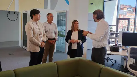 Gimena Llamedo y Borja Sánchez durante su visita a Taxus. Gimena Llamedo y Borja Sánchez durante su visita a Taxus