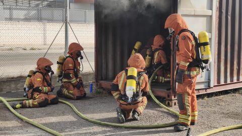 Los bomberos durante el curso de formaci&oacute;n