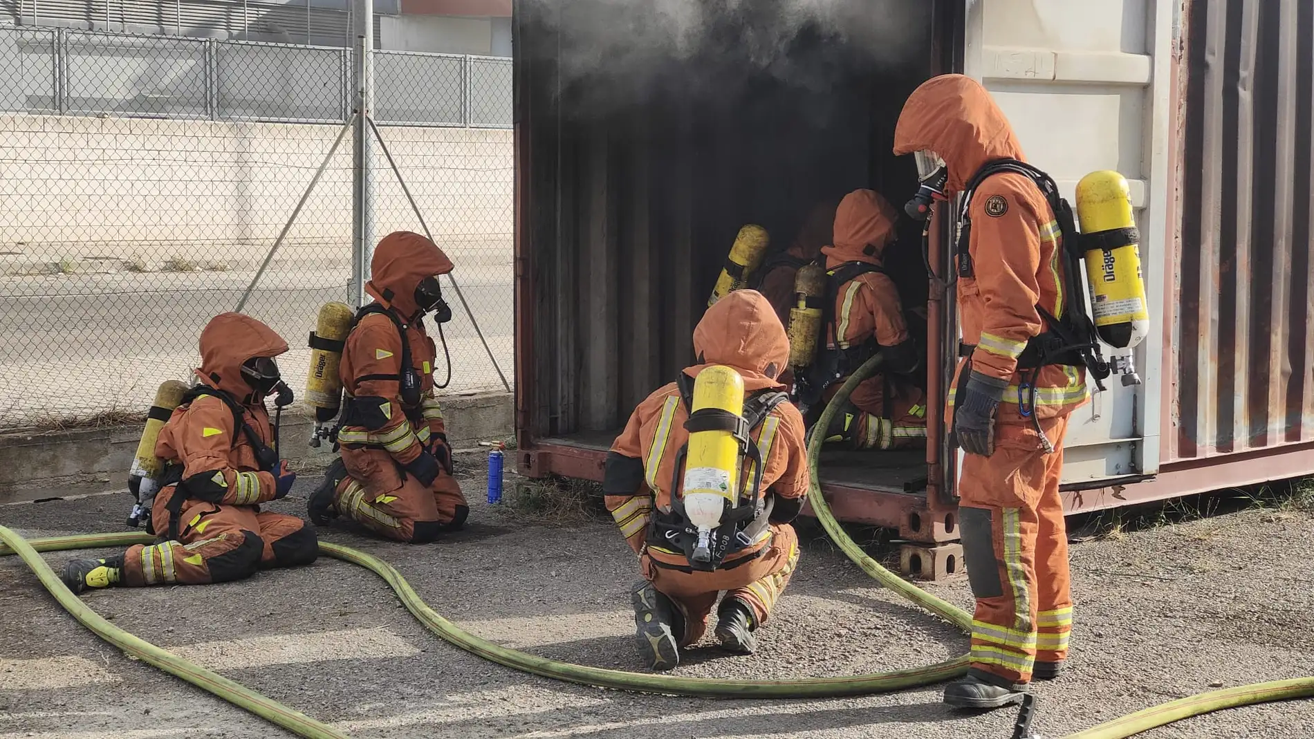 Los bomberos durante el curso de formación Los bomberos durante el curso de formación
