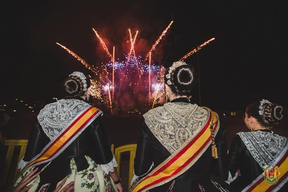 Elche recibe agosto con una mascletà vertical de más de 300 kilos de pólvora con la que llama a celebrar las fiestas patronales Elche recibe agosto con una mascletà vertical de más de 300 kilos de pólvora con la que llama a celebrar las fiestas patronales