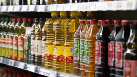Varias botellas de aceite en los lineales de supermercado - David Zorrakino - Europa Press - Archivo Varias botellas de aceite en los lineales de supermercado - David Zorrakino - Europa Press - Archivo