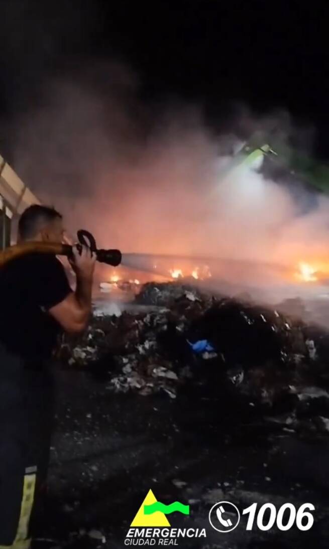 VÍDEO: Un incendio afecta a una nave de reciclaje de chatarra en Torralba de Calatrava VÍDEO: Un incendio afecta a una nave de reciclaje de chatarra en Torralba de Calatrava