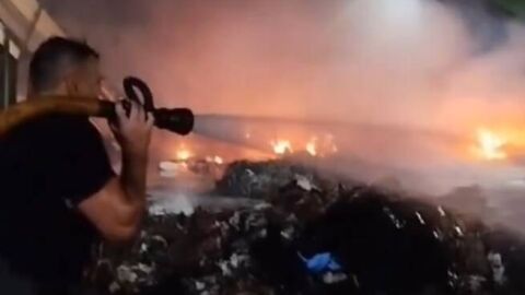 Bomberos trabajando en la extinción del incendio