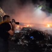 Bomberos trabajando en la extinción del incendio