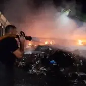 Bomberos trabajando en la extinción del incendio Bomberos trabajando en la extinción del incendio