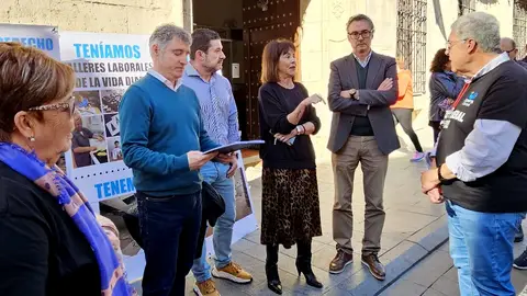 El presidente de la AMPA Oriol (derecha imagen), en una concentración en febrero, en conversación con el alcalde de Orihuela y concejales El presidente de la AMPA Oriol (derecha imagen), en una concentración en febrero, en conversación con el alcalde de Orihuela y concejales