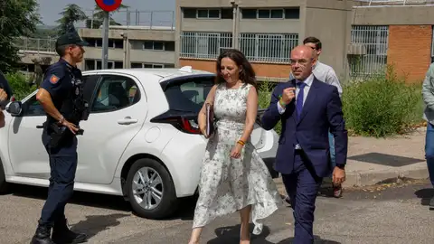El portavoz y europarlamentario de Vox, Jorge Buxadé, junto a la coordinadora jurídica del partido, Marta Castro, a su salida del Palacio de la Moncloa, este martes en Madrid, donde el presidente del Gobierno, Pedro Sánchez, se ha acogido a la dispensa legal que le permite no declarar ante un juez como testigo en la causa judicial que se dirige contra su mujer, Begoña Gómez. El portavoz y europarlamentario de Vox, Jorge Buxadé, junto a la coordinadora jurídica del partido, Marta Castro, a su salida del Palacio de la Moncloa, este martes en Madrid, donde el presidente del Gobierno, Pedro Sánchez, se ha acogido a la dispensa legal que le permite no declarar ante un juez como testigo en la causa judicial que se dirige contra su mujer, Begoña Gómez.