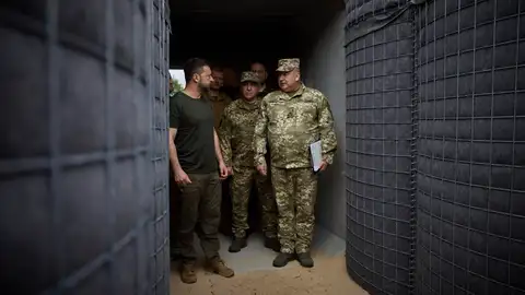 El presidente ucraniano, Volodymyr Zelensky, inspeccionando la construcción de fortificaciones El presidente ucraniano, Volodymyr Zelensky, inspeccionando la construcción de fortificaciones