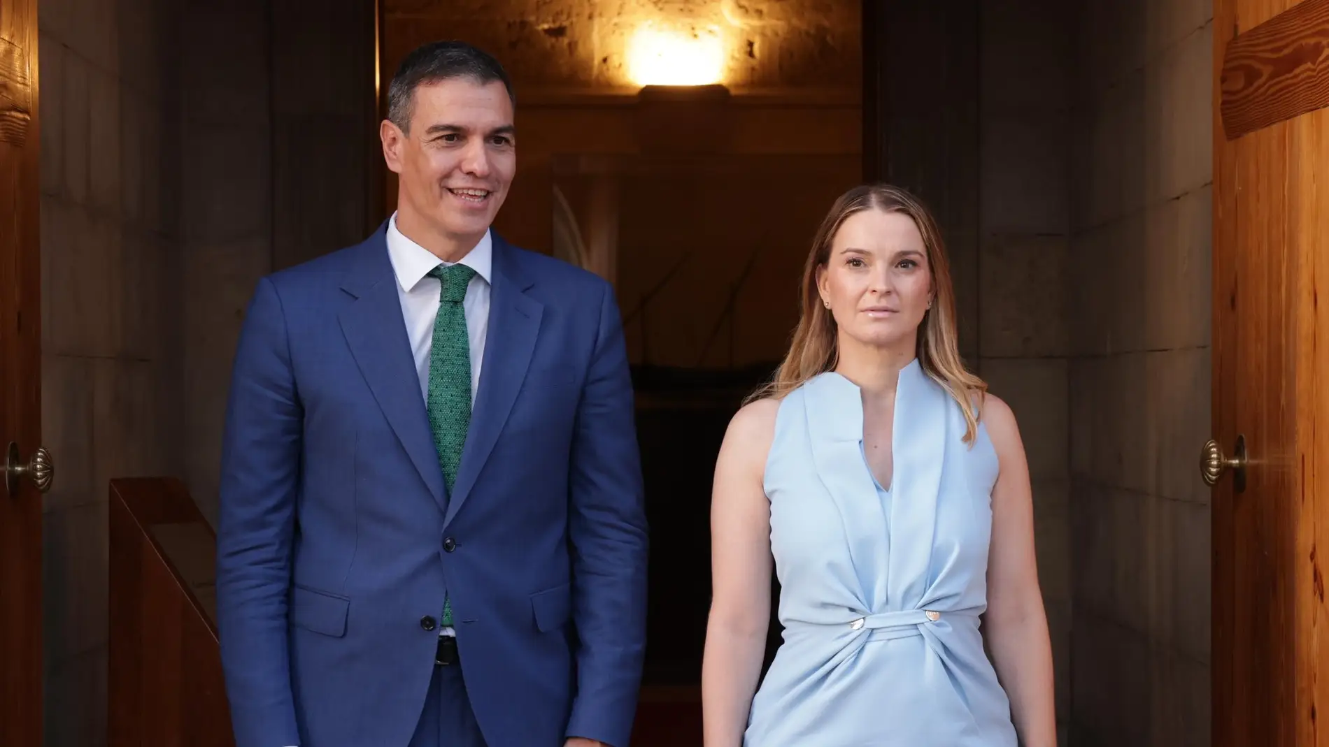 El presidente del Gobierno, Pedro Sánchez, y la presidenta balear, Marga Prohens, en el Consolar de Mar. El presidente del Gobierno, Pedro Sánchez, y la presidenta balear, Marga Prohens, en el Consolar de Mar.