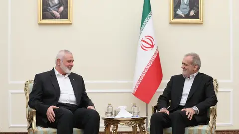 El nuevo presidente de Irán, Masoud Pezeshkian (a la derecha), se reúne con el jefe de Hamás, Ismaeil Haniyeh, en Teherán. El nuevo presidente de Irán, Masoud Pezeshkian (a la derecha), se reúne con el jefe de Hamás, Ismaeil Haniyeh, en Teherán.