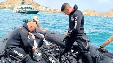 Neutralizan un proyectil de la Guerra Civil en la playa de El Postiguet a 400 metros de la costa Neutralizan un proyectil de la Guerra Civil en la playa de El Postiguet a 400 metros de la costa