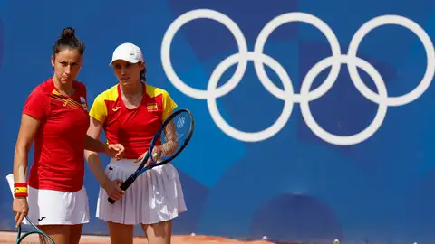 Las jugadoras españolas Cristina Bucsa (d) y Sara Sorribes conversan este martes, durante el partido. Las jugadoras españolas Cristina Bucsa (d) y Sara Sorribes conversan este martes, durante el partido.