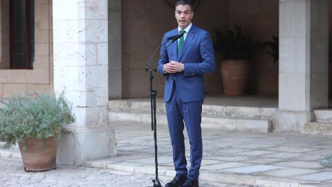 El presidente del Gobierno, Pedro Sánchez, comparece ante los medios tras mantener una reunión con el Rey, en el Palacio de la Almudaina El presidente del Gobierno, Pedro Sánchez, comparece ante los medios tras mantener una reunión con el Rey, en el Palacio de la Almudaina