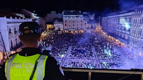 Plaza Mayor llena de gente en la noche de la Pandorga