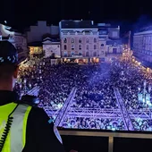 Plaza Mayor llena de gente en la noche de la Pandorga Plaza Mayor llena de gente en la noche de la Pandorga
