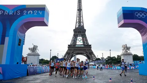 Los atletas españoles Álvaro Martín (3d) y Paul McGrath (5d) durante la prueba de los 20km marcha masculinos de los Juegos Olímpicos de París 2024, este jueves, en la capital francesa. Los atletas españoles Álvaro Martín (3d) y Paul McGrath (5d) durante la prueba de los 20km marcha masculinos de los Juegos Olímpicos de París 2024, este jueves, en la capital francesa.