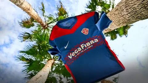 El Elche CF recupera el predominio del azul para su segunda equipación 10 años después. El Elche CF recupera el predominio del azul para su segunda equipación 10 años después.