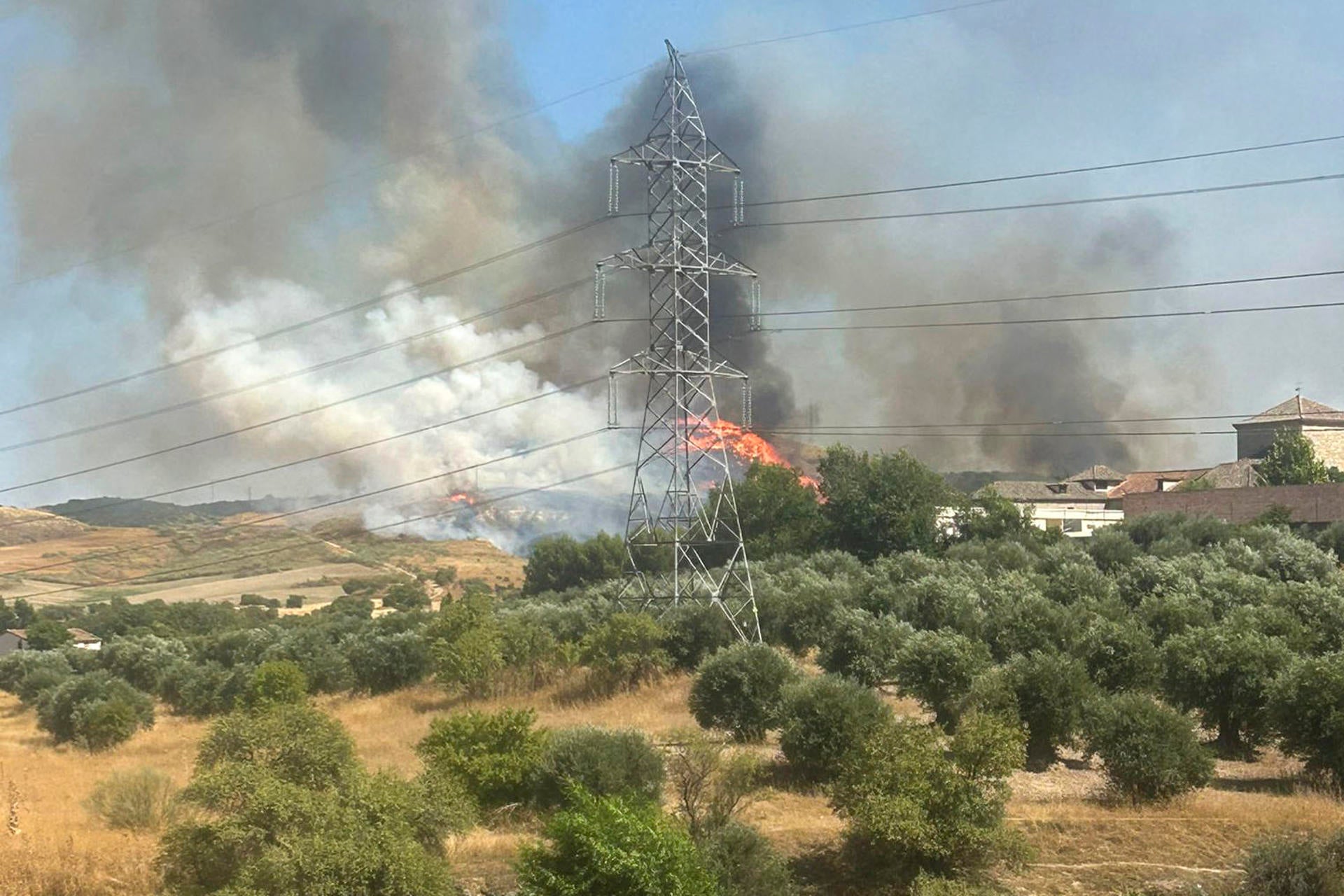 Continúa en fase de control el incendio de Loeches (Madrid), que ha obligado a desalojar a 60 personas Continúa en fase de control el incendio de Loeches (Madrid), que ha obligado a desalojar a 60 personas