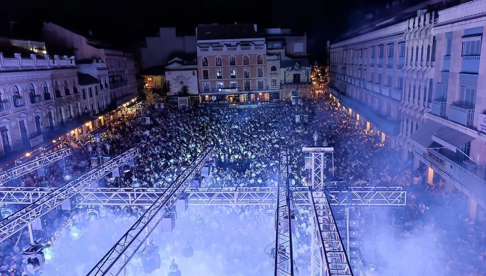 Plaza Mayor llena de gente en la noche de la Pandorga Plaza Mayor llena de gente en la noche de la Pandorga