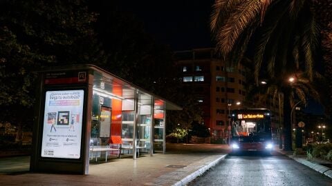 Una de las marquesinas que ahora cuenta con mejor iluminaci&oacute;n