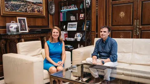 Begoña Carrasco durante la reunión con el arquitecto José María Forteza Oliver Begoña Carrasco durante la reunión con el arquitecto José María Forteza Oliver