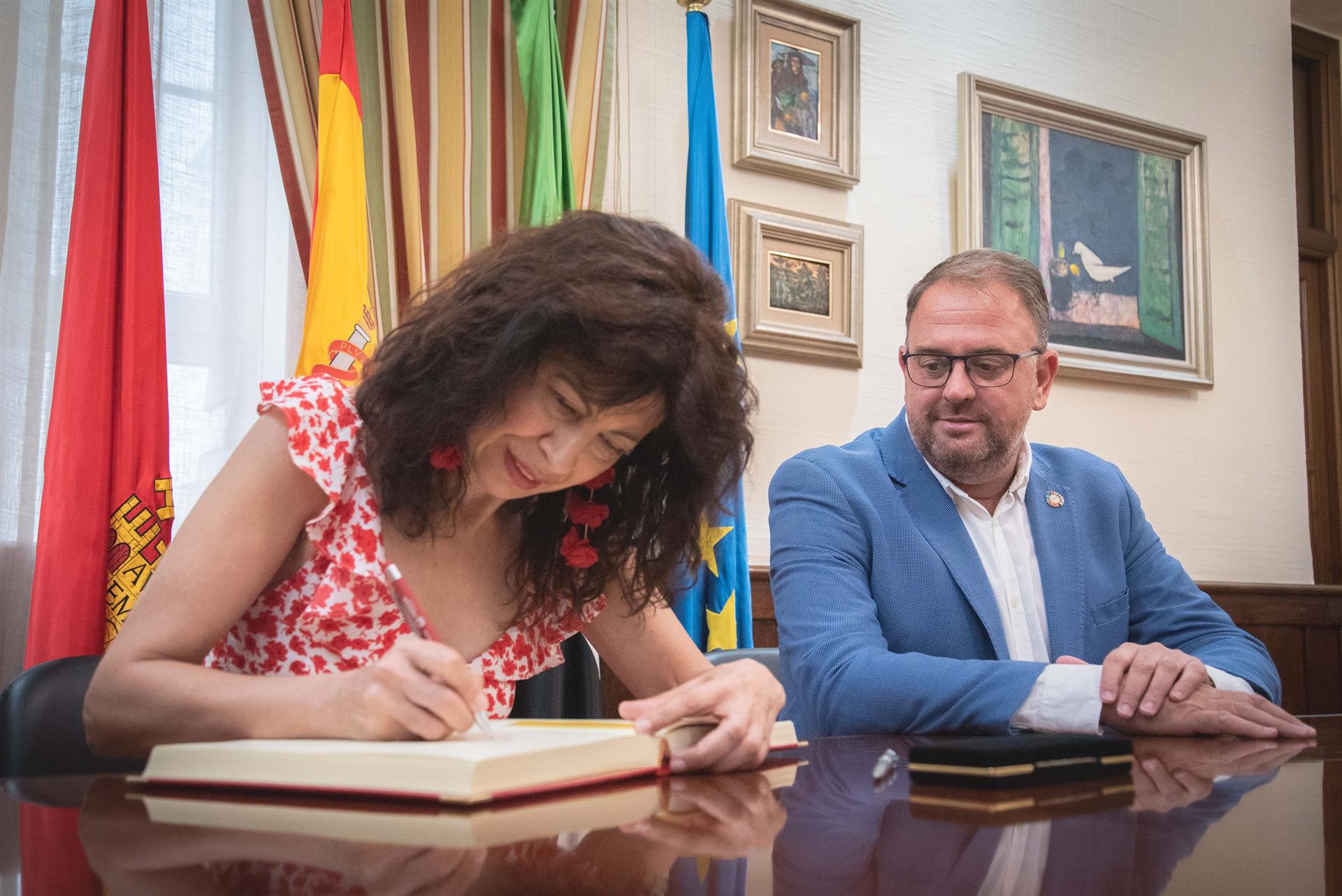 La ministra de Igualdad sitúa al Ayuntamiento de Mérida como un "ejemplo" en la lucha contra la violencia machista La ministra de Igualdad sitúa al Ayuntamiento de Mérida como un "ejemplo" en la lucha contra la violencia machista