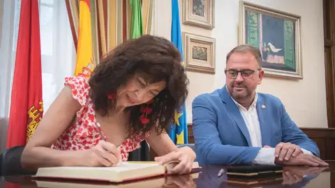 La ministra de Igualdad, Ana Redondo, firma en el libro de honor del Ayuntamiento de Mérida, junto al alcalde, Antonio Rodríguez Osuna La ministra de Igualdad, Ana Redondo, firma en el libro de honor del Ayuntamiento de Mérida, junto al alcalde, Antonio Rodríguez Osuna
