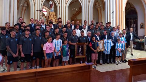 La plantilla del M&aacute;laga en su nombramiento como hermanos honor&iacute;ficos de la Hermandad del Cautivo