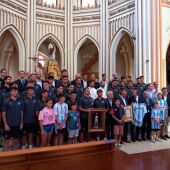 La plantilla del Málaga en su nombramiento como hermanos honoríficos de la Hermandad del Cautivo