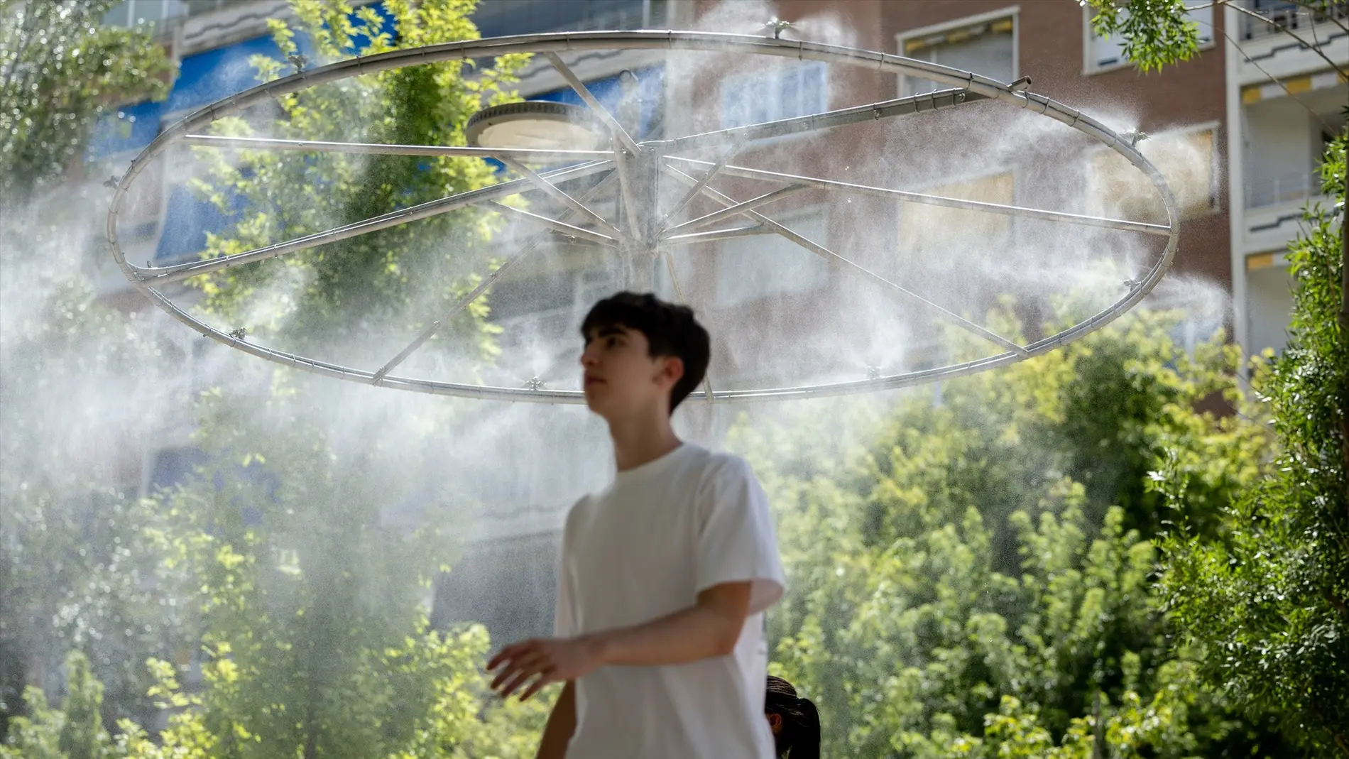 Una persona paseando, a 30 de julio de 2024, en Madrid (España). Una persona paseando, a 30 de julio de 2024, en Madrid (España).