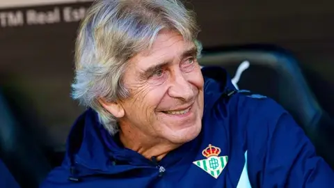 Manuel Pellegrini en uno de los partidos del Betis Manuel Pellegrini en uno de los partidos del Betis