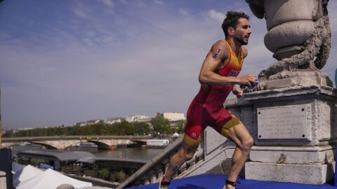 Alberto González durante la prueba de triatlón de los Juegos Olímpicos de París