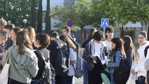 Un estudio de la UCLM aborda el fracaso escolar con el uso de la Inteligencia Artificial Grupo de estudiantes de la UCLM