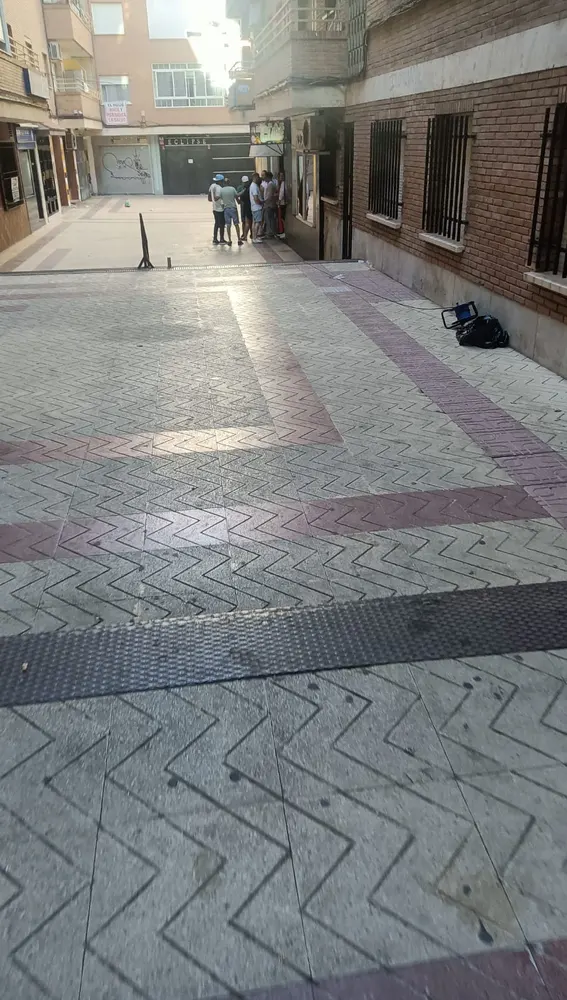 Varias personas a las puertas del after hour Varias personas a las puertas del after hour