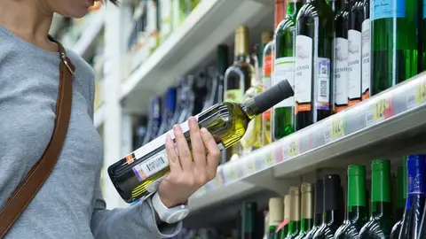 Una mujer mirando en el supermercado Una mujer mirando en el supermercado