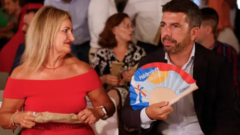 El president de la Generalitat, Carlos Mazón, junto a la consellera de Turismo, Nuria Montes, durante el acto de presentación del nuevo decreto de regulación de viviendas de uso turístico. El president de la Generalitat, Carlos Mazón, junto a la consellera de Turismo, Nuria Montes, durante el acto de presentación del nuevo decreto de regulación de viviendas de uso turístico.