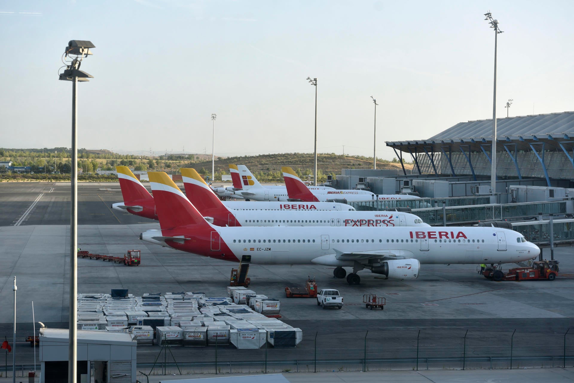 Una docena de saharauis inician una huelga de hambre en Barajas para exigir asilo político Una docena de saharauis inician una huelga de hambre en Barajas para exigir asilo político