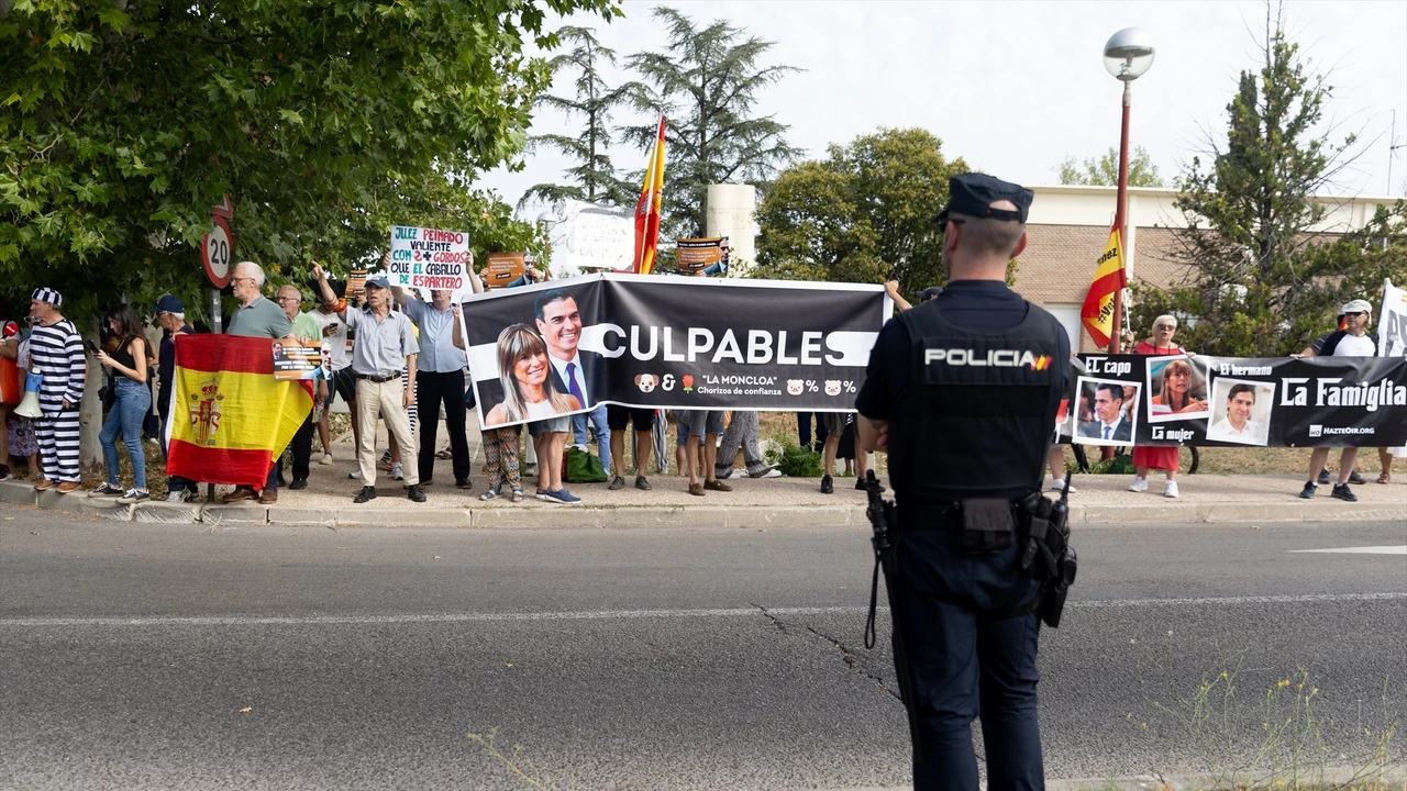 Manifestantes con pancartas a la entrada de la testifical del presidente de Gobierno, en el Palacio de La Moncloa, a 30 de julio de 2024, en Madrid (España).