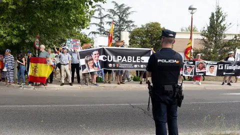 Manifestantes con pancartas a la entrada de la testifical del presidente de Gobierno, en el Palacio de La Moncloa, a 30 de julio de 2024, en Madrid (España). Manifestantes con pancartas a la entrada de la testifical del presidente de Gobierno, en el Palacio de La Moncloa, a 30 de julio de 2024, en Madrid (España).