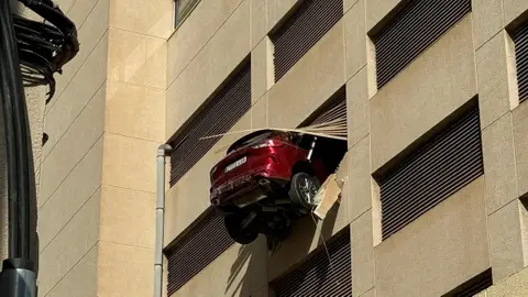 Un vehículo queda suspendido a la altura del tercer piso en un aparcamiento de la ciudad de Ibiza Un vehículo queda suspendido a la altura del tercer piso en un aparcamiento de la ciudad de Ibiza